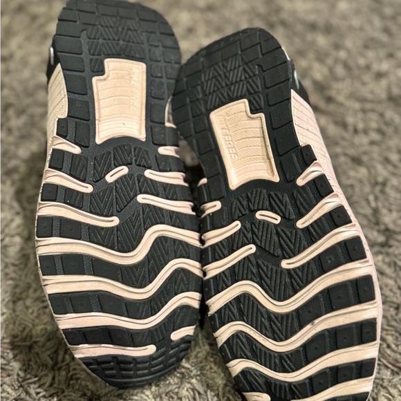 Nike Women's Black and Cream Speckled Metcon - Picture 3 of 4